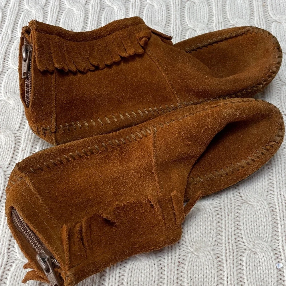 Minnetonka Kids sz 2 suede leather Brown Moccasin ankle Boots fringe rubber sole